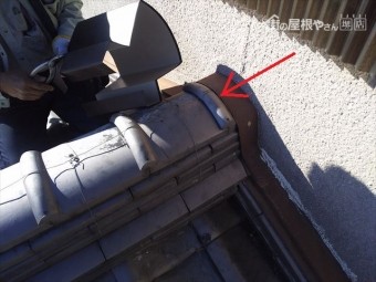 屋根瓦端部板金仕舞い