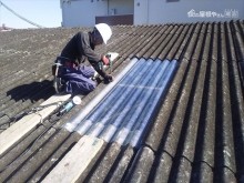 スレート屋根明り取り施工中