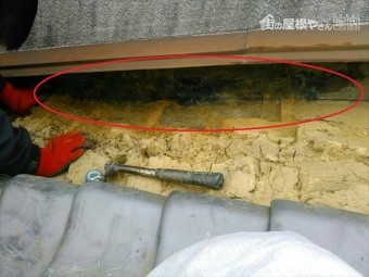 壁際のし瓦めくり