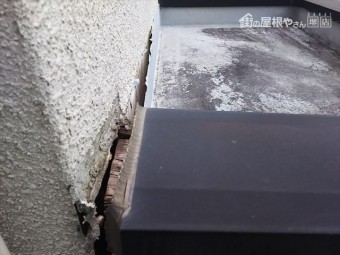 玄関庇上部壁取合い不良状況