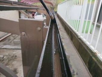 カーポート 軒樋掃除