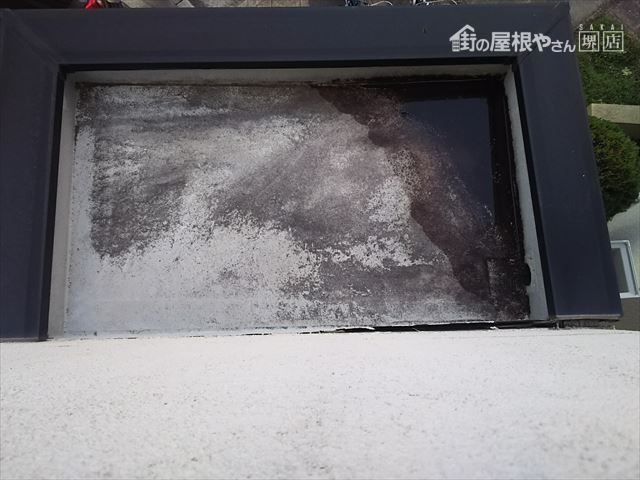 玄関庇上部不良状況