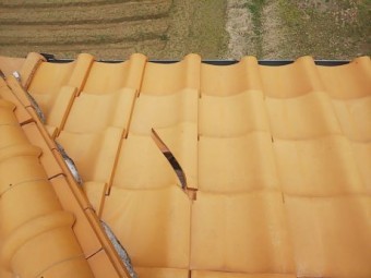 平瓦の割れと漆喰劣化状況