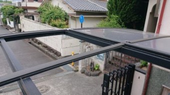 ポリカー屋根破損状況