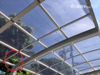 隣家 カーポート屋根 破損