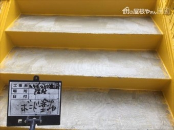 鉄骨階段床面シート貼りボンド塗布