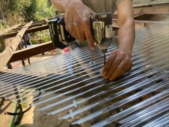 新規 波板 張替中