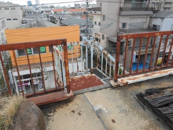 外部階段現状と築山の一部