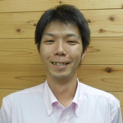 安達 周平