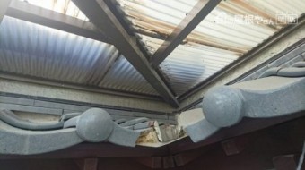 屋根波板風化と汚れ状況