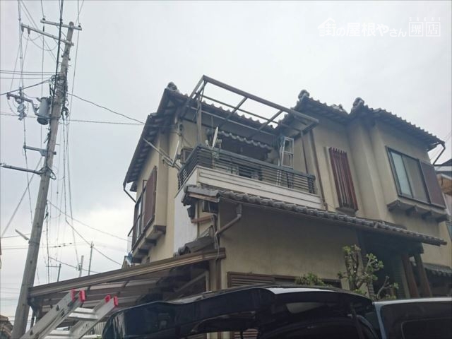 ポリカ屋根 破損 全体写真
