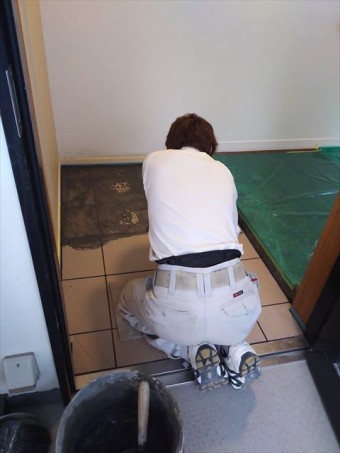 玄関床タイル貼り