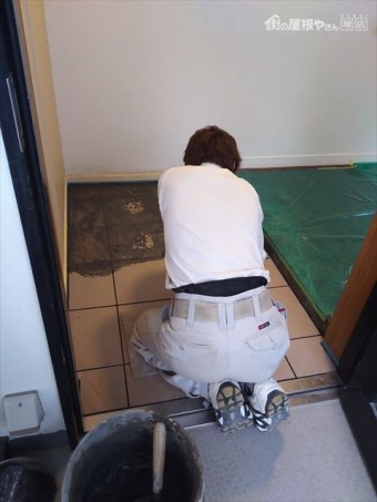 玄関床タイル貼り