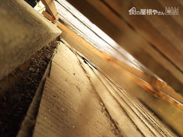 既存波板屋根下部隙間状況