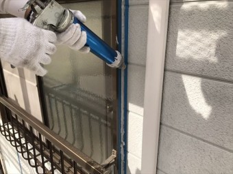 外壁塗装 サッシ廻りコーキング打設
