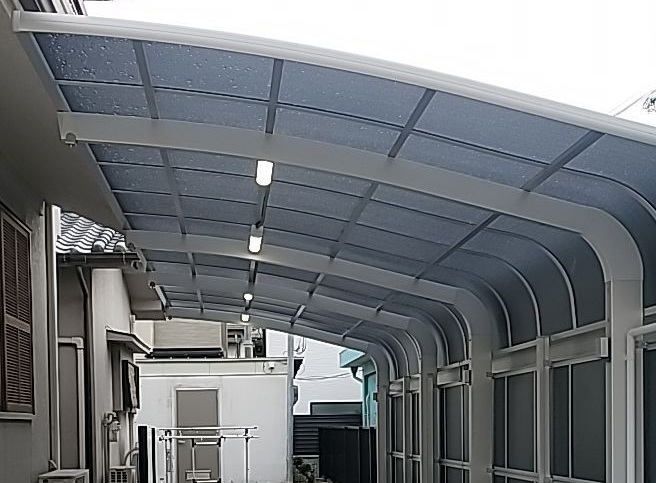 堺市南区｜雨対策と照明設置のカーポート新設工事 | 堺市で屋根 