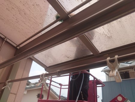 堺市北区で高所作業車で2階ベランダ屋根の軒樋清掃を行いました 大阪府堺市で屋根リフォーム 雨漏り修繕なら街の屋根やさん堺店 堺市北区で高所作業車で2階ベランダ屋根の軒樋清掃を行いました 大阪府堺市で屋根リフォーム 雨漏り修繕なら街の屋根やさん堺店