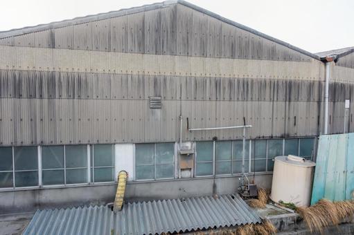 工場や倉庫の雨漏りトラブルは原因を理解し事前の対策を！ | 堺市で 