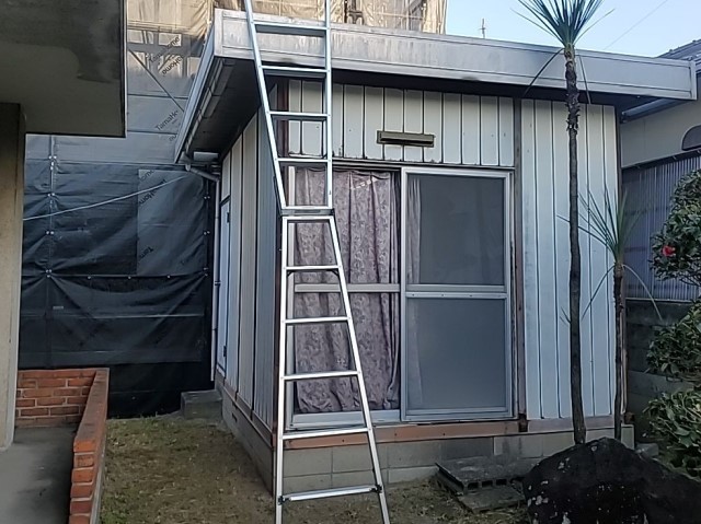 藤井寺市にてプレハブ住宅の天井が変形｜経年劣化で天井板が破損・剥離 