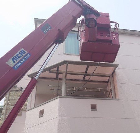 堺市北区で高所作業車で2階ベランダ屋根の軒樋清掃を行いました 大阪府堺市で屋根リフォーム 雨漏り修繕なら街の屋根やさん堺店 堺市北区で高所作業車で2階ベランダ屋根の軒樋清掃を行いました 大阪府堺市で屋根リフォーム 雨漏り修繕なら街の屋根やさん堺店
