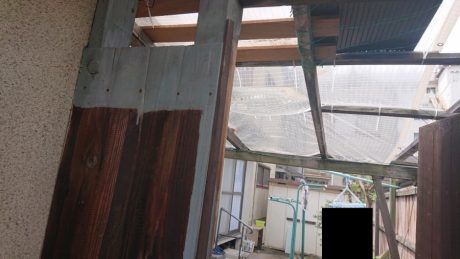 木戸建具と波板屋根破損状態