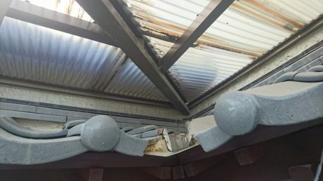 屋根波板風化と汚れ状況