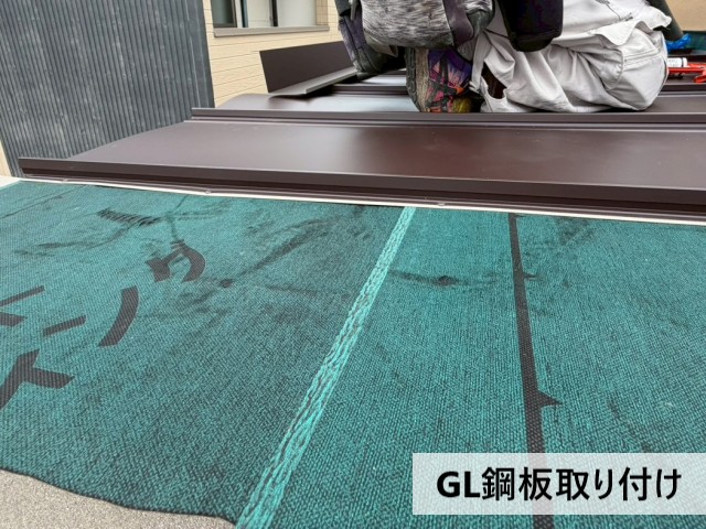 【堺市北区】雨漏りしていたトタン屋根をカバー工法で改修｜立平葺きで防水性を向上