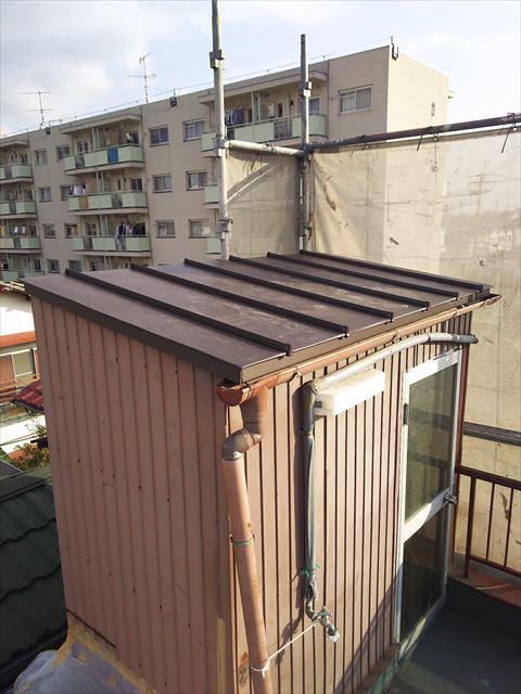 屋上屋根カバー工法ガルバリウム鋼板たて平葺き