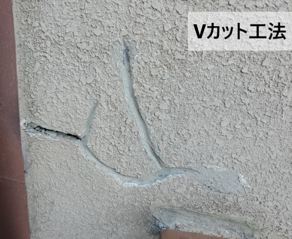 堺市西区で雨漏り原因の外壁クラック（ひび割れ）にVカット工法でシーリング補修工事｜意外と多い外壁からの雨漏りもお任せください