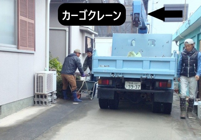 カーゴクレーンで中庭作業開始