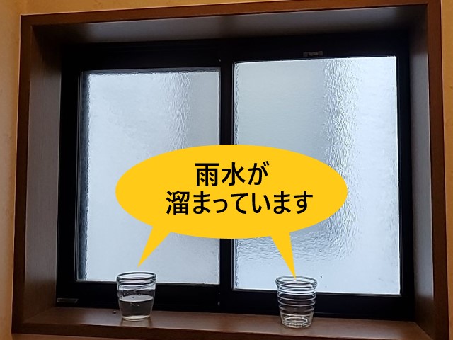 堺市美原区にて雨漏りしているトイレ窓を調査｜雨水の浸入口となっていた通気口廻りにコーキング打設して雨漏り解消しました