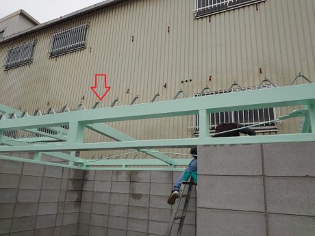 松原市で倉庫とゴミ置き場の折板屋根葺きを施工しました