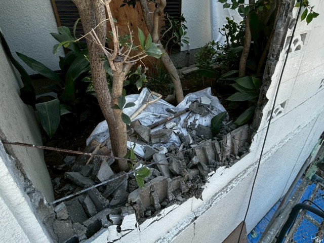 堺市北区にてブロック塀リフォーム前編｜既存ブロックを解体・新しい鉄筋を打ち込みました