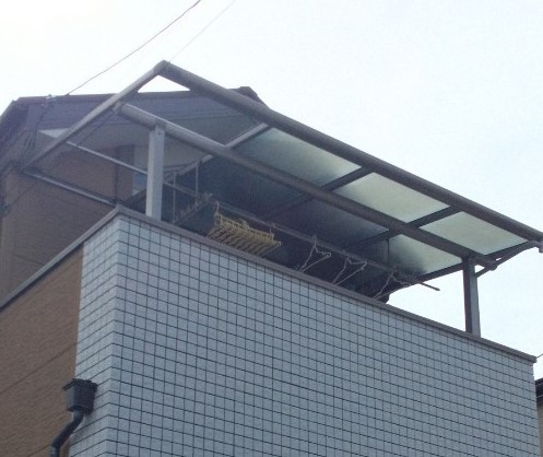 ベランダの平板パネル屋根が台風で飛散