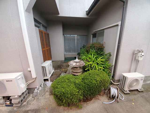 中庭洗出し施工前