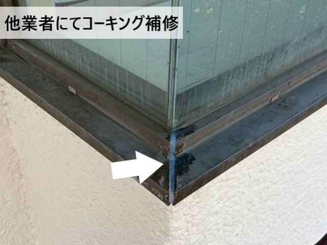 【堺市北区】玄関天井の雨漏り調査｜コーナー窓のコーキング補修状態を検証