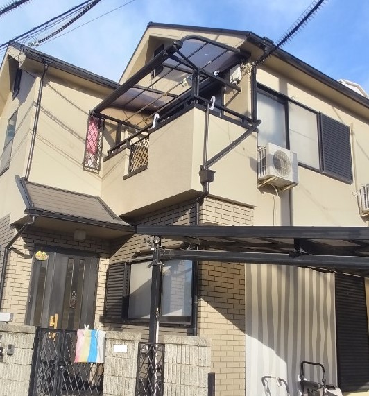 堺市中区でベランダ平板屋根パネルが割れて現地調査を行った住宅