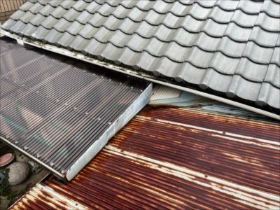 堺市堺区にて増築部の腐食したトタン屋根をガルバリウム鋼板波板に葺き替えました