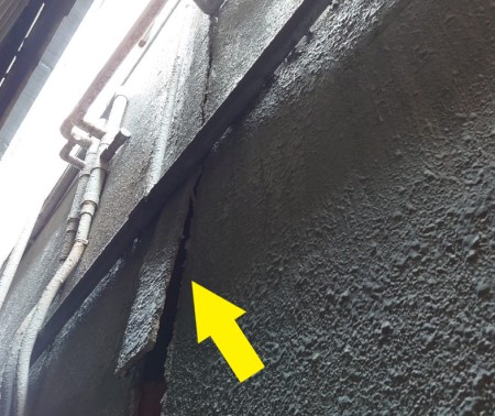 大阪市平野区でメタルラスがなくモルタルが破断した外壁の現地調査