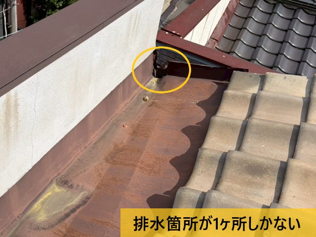 【堺市南区】繰り返す天井雨漏りを調査｜築60年連棟住宅の谷板金と排水構造