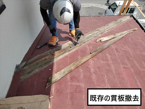 堺市南区で下屋根の棟板金が外れた為、棟板金交換工事とその他補修を行った様子
