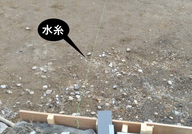 水糸を張る 伸縮目地設置