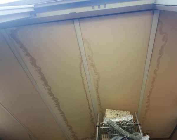 物置内の天井に大きな雨漏りのシミ