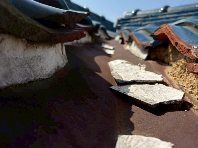 堺市南区｜強風で漆喰が落下した瓦屋根を調査｜谷板金の劣化も確認