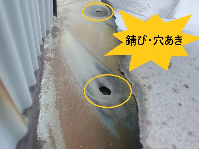 堺市堺区の老朽化した店舗兼住宅の2階から雨漏り｜谷板金やパラペットは雨漏りの原因になりやすい箇所です