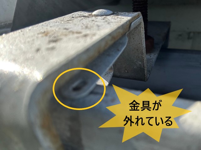 軒樋の金具が外れている