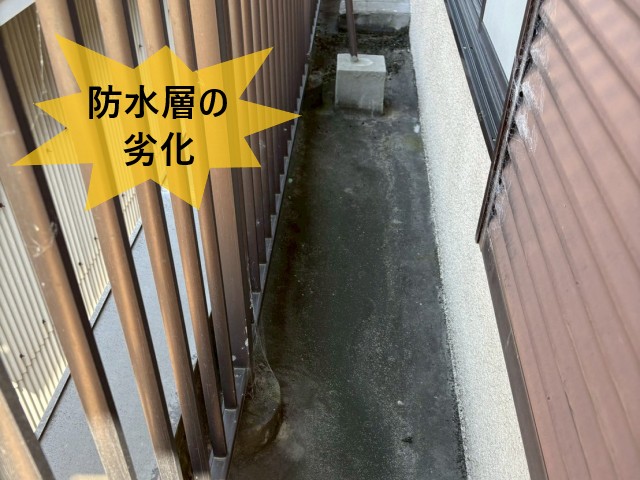 堺市美原区にてルーフバルコニーの防水層劣化で1階天井に雨漏り|「雨漏りで眠れない」と切実なご相談