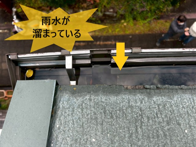 富田林市にて2階雨樋から水が落ちる原因を調査｜強雨時にあふれる症状とは？