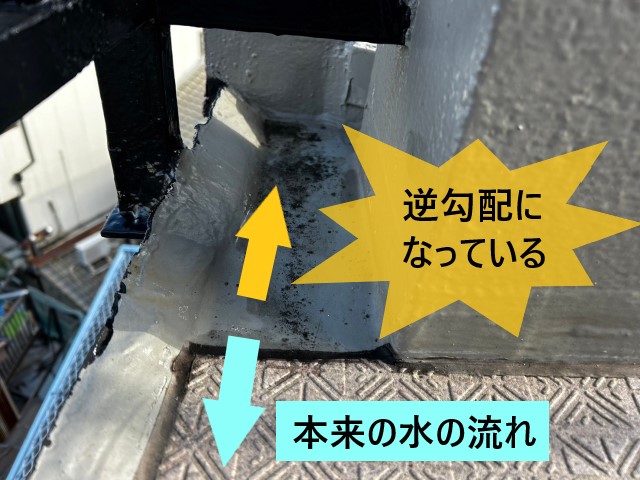 大阪市東住吉区の4階建て賃貸マンションにて雨漏り｜取り合い不具合部分に雨水が溜まって隙間から漏水していました