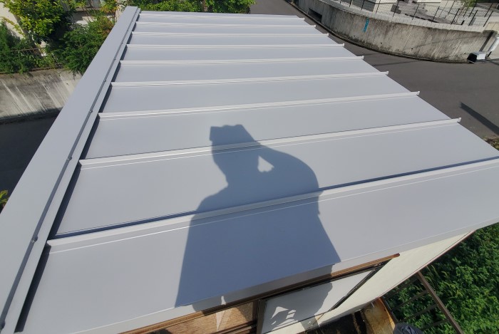 堺市南区で雨漏りしていた物置小屋の屋根カバー工事｜屋根の勾配を付けて排水性を良くしました